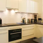 Charming 2-bedroom In The 16 *