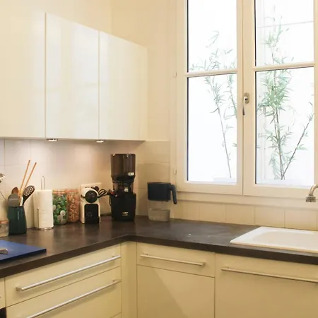 Charming 2-bedroom In The 16 شقة