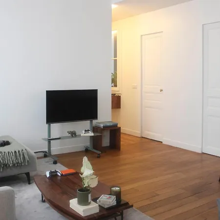 Charming 2-bedroom In The 16 شقة *