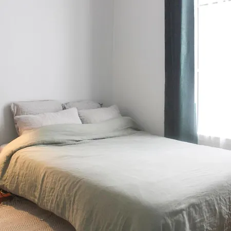 شقة Charming 2-bedroom In The 16 *