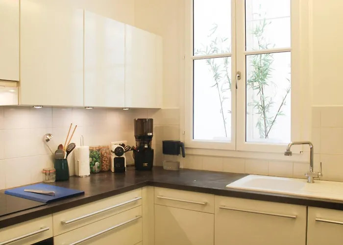 Charming 2-bedroom In The 16 شقة