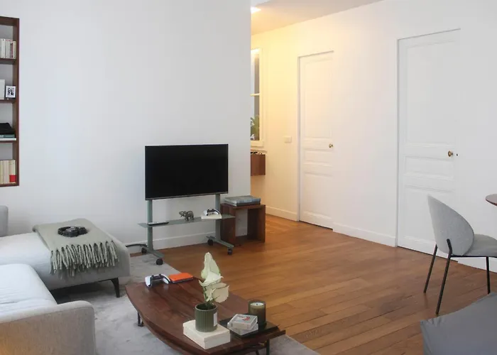 Charming 2-bedroom In The 16 شقة *