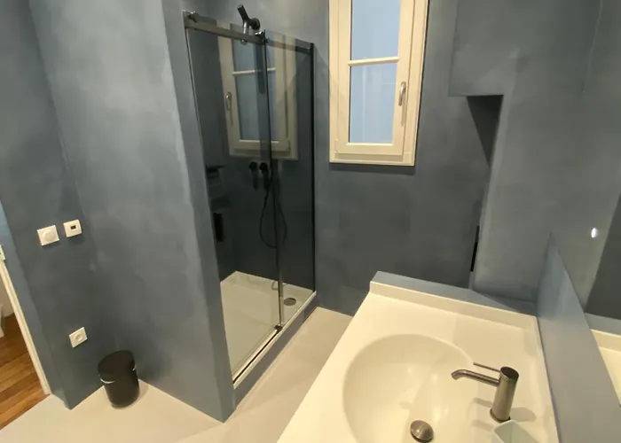 شقة Charming 2-bedroom In The 16 *